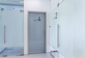 Двери VITRAGE в проекте Клиника доктора Семениченко