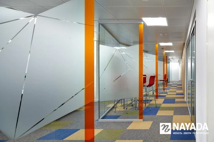 Стеклянные перегородки и двери в интерьере офиса
