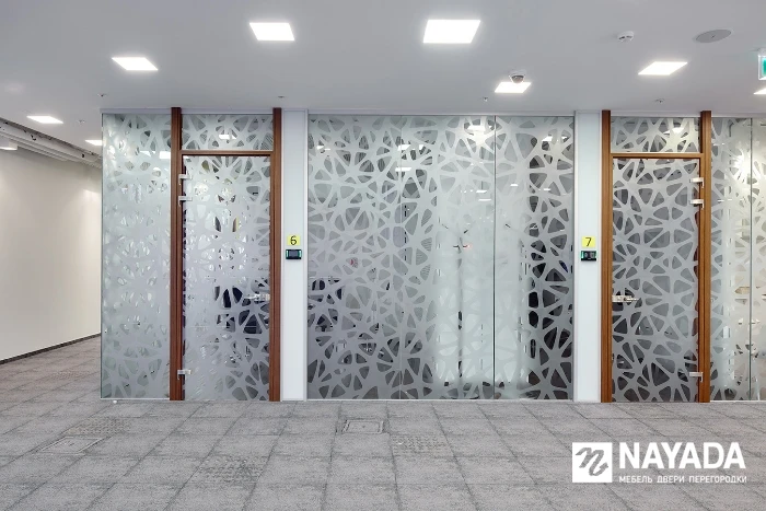 Оригинальные перегородки в офисах известных компаний