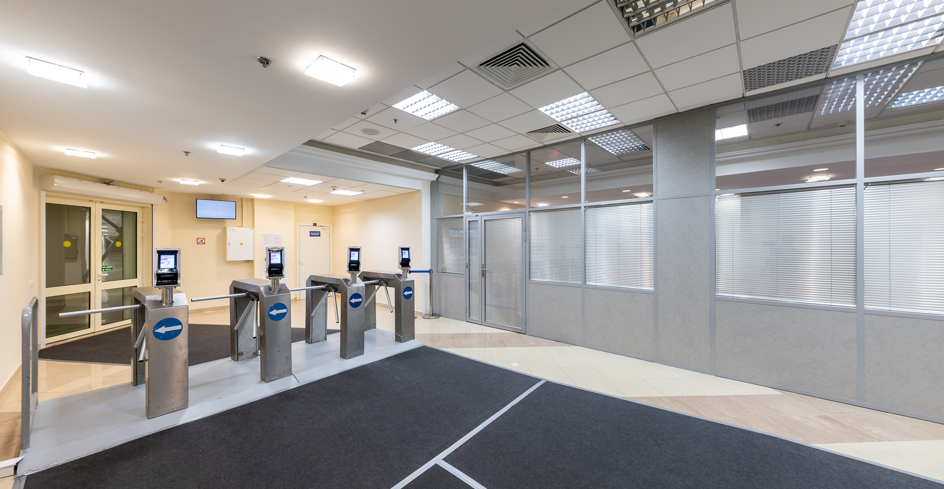 Фото проекта: Проект Nayada по установке офисных стационарных перегородок в Экспоцентре. Изображение № 3