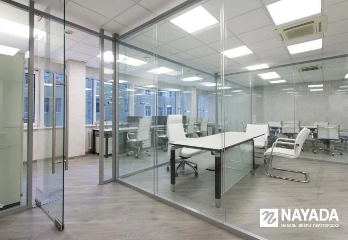 Стеклянные перегородки и двери в интерьере офиса